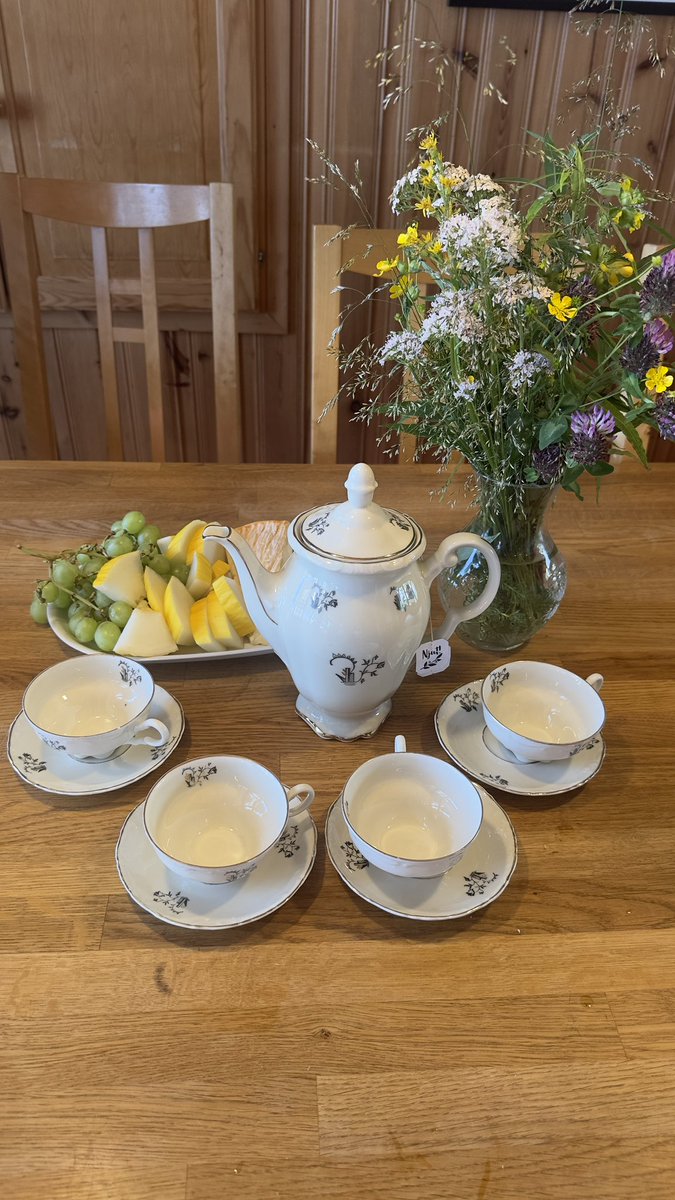 Я купила себе еще один сервиз за 5 евро: там 6 чашек, молочник и сахарница. Я бабка