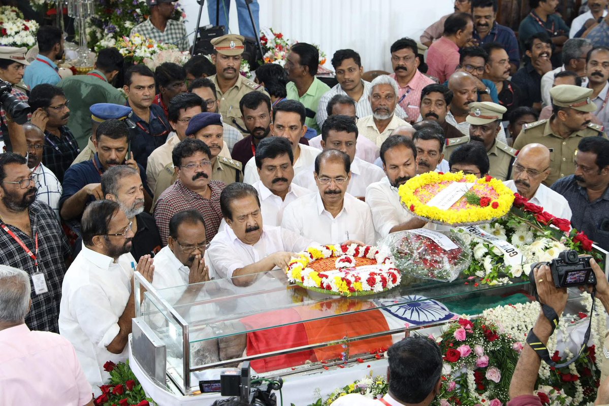 chennithala's tweet image. Paid my last respects to Comrade VS Achuthanandan, former CM of Kerala. 

Other than us hailing from the same district, I had a very cordial relationship with him whenever we got a chance to meet in our travels in trains &amp;amp; flights especially to New Delhi while I was an MP. 

With…