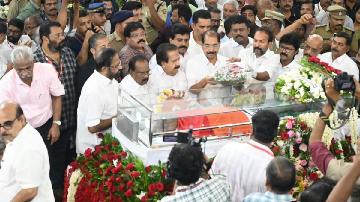 chennithala's tweet image. Paid my last respects to Comrade VS Achuthanandan, former CM of Kerala. 

Other than us hailing from the same district, I had a very cordial relationship with him whenever we got a chance to meet in our travels in trains &amp;amp; flights especially to New Delhi while I was an MP. 

With…
