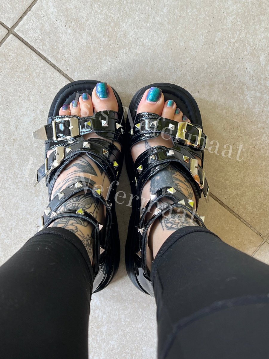 Votre divine déesse a de nouvelles chaussures pour l’été 😈 jvais pouvoir repérer les fétichistes de loin ah ah 
40€ à me rembourser (lien en bio) 🎁 et tu auras des photos ou vidéos avec