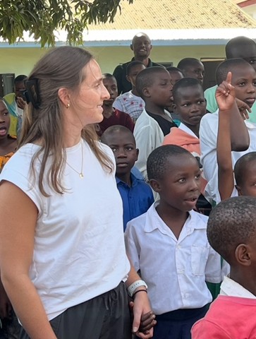 uofsccosw's tweet image. A joyful day of #socialwork training in Tanzania - playing, dancing and creating with children at local care points. Students Grace Brown and Megan Mazoue are with professor Patrice Penney as they connect with organizations supporting vulnerable youth. 🌍#Gamecocksocialwork