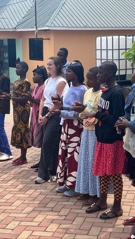 uofsccosw's tweet image. A joyful day of #socialwork training in Tanzania - playing, dancing and creating with children at local care points. Students Grace Brown and Megan Mazoue are with professor Patrice Penney as they connect with organizations supporting vulnerable youth. 🌍#Gamecocksocialwork
