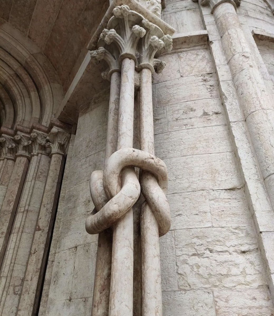 Darth_Sidious3's tweet image. Cuatro columnas de mรกrmol anudadas. Siglo XIII.
Catedral de Trento, Italia ๐ฎ๐น