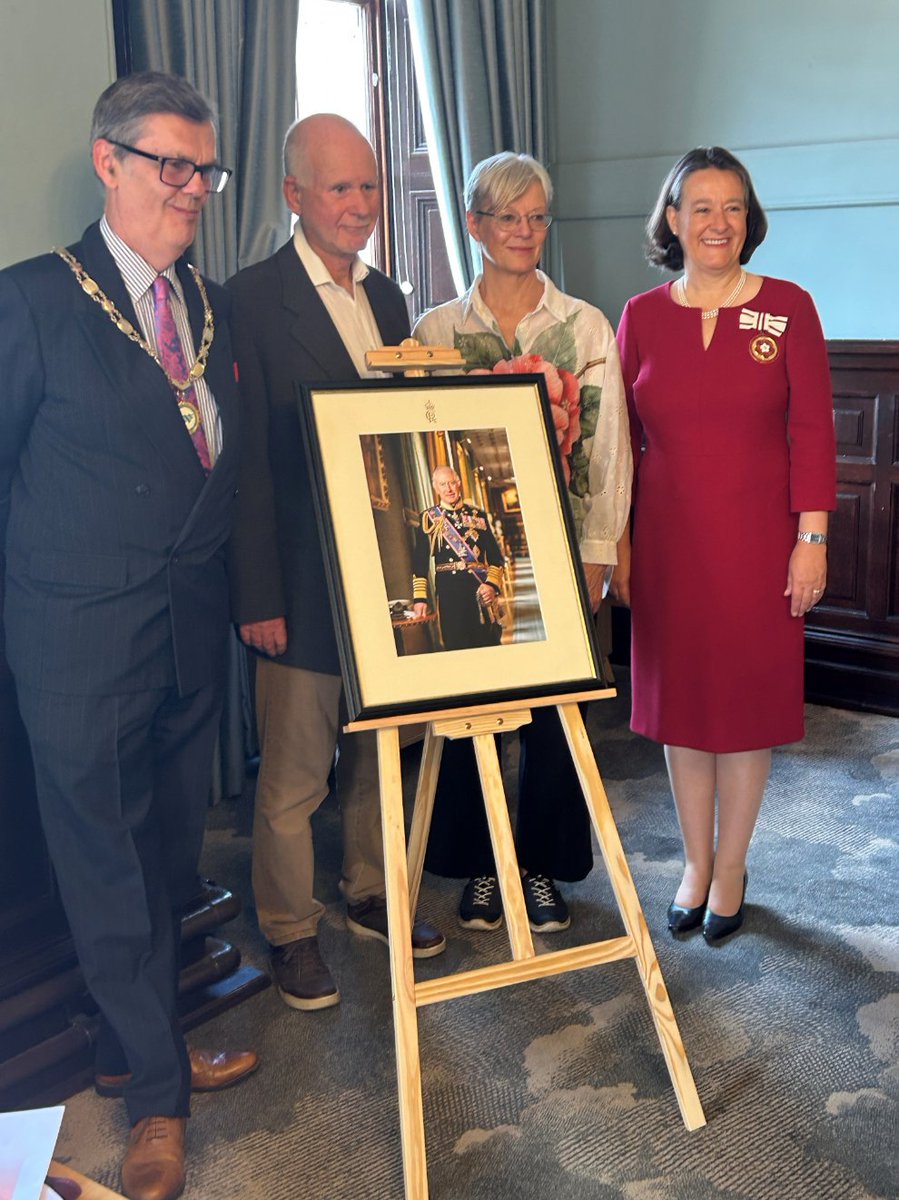 Deputy Lieutenant Susie Villiers-Smith was honoured to join Cllr Doug Rathbone, Chair of Westmorland and Furness Council, at a Citizenship Ceremony in Kendal Town Hall earlier this week.

Many congratulations to both new citizens on this proud and special occasion! 🎉