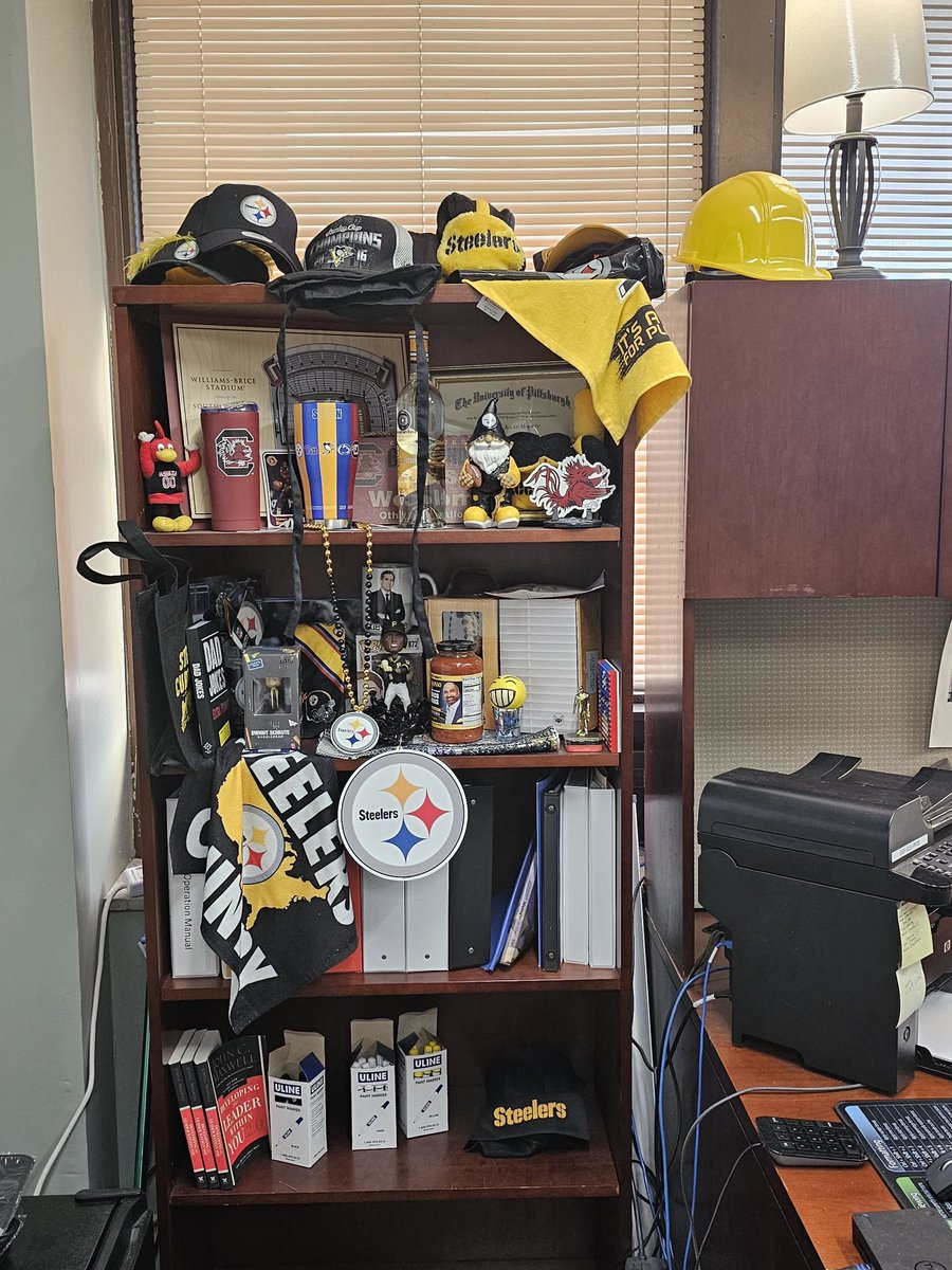 beej789's tweet photo. Only in the heart of Cleveland, OH, do we have a HUGE FAN (birthday boy and husband) of the @steelers and @_TJWatt! Can I get a Happy Birthday for @MooreySeanpaul 😊

#SteelersNation #Steelers  #steelersfootball #football #birthday #tjwatt https://t.co/70oput93JY