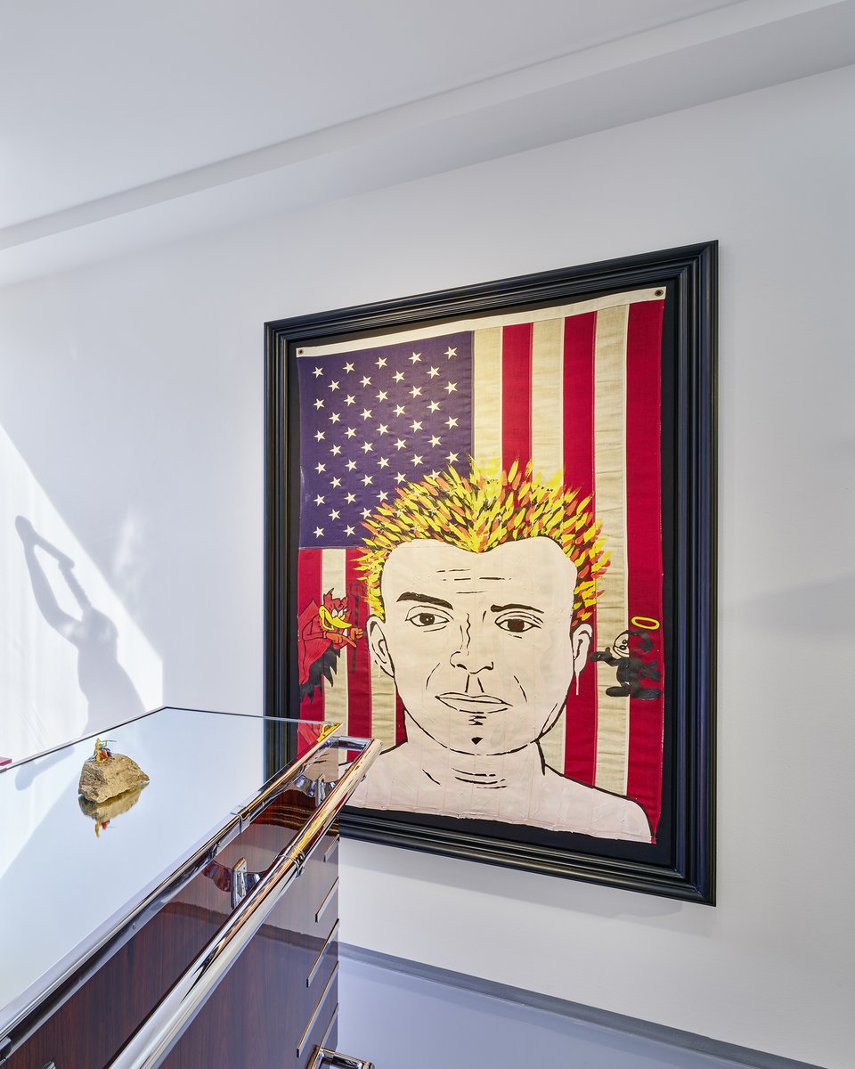 In “Self-Portrait” (1982), #RonnieCutrone places himself in front of the American flag—highlighting one of his signature themes: the use of real flags as both symbol and material in his art.
Now on view at WARHOL/CUTRONE in #Zurich.
🔗gmurzynska.com
#WarholCutrone