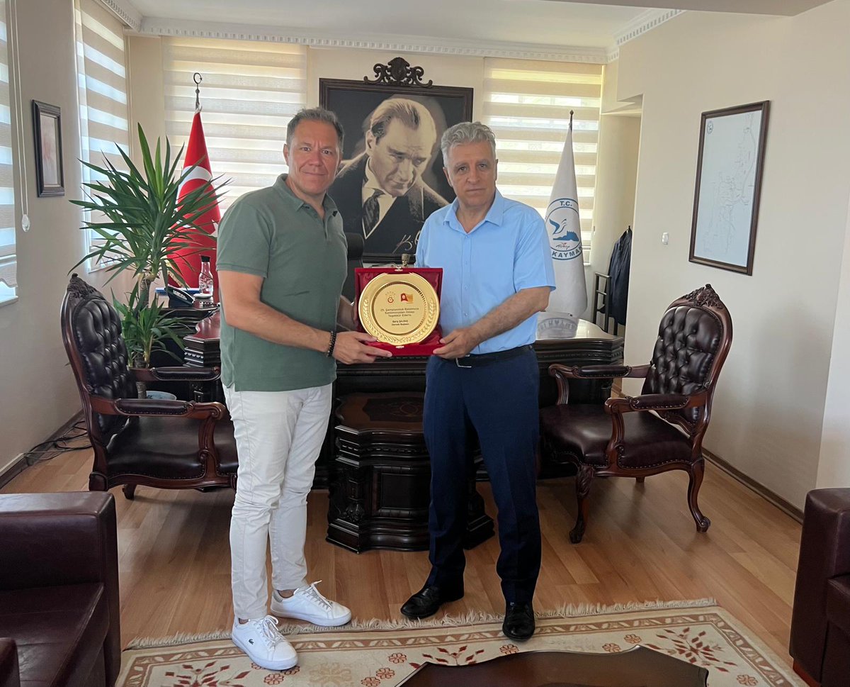 Kuşadası Galatasaraylılar Derneği Başkan ve Yönetimi, Kaymakamımız Sayın İbrahim KEKLİK'in 25. Şampiyonluk Balosuna katılımından dolayı teşekkür ziyaretinde bulundular.