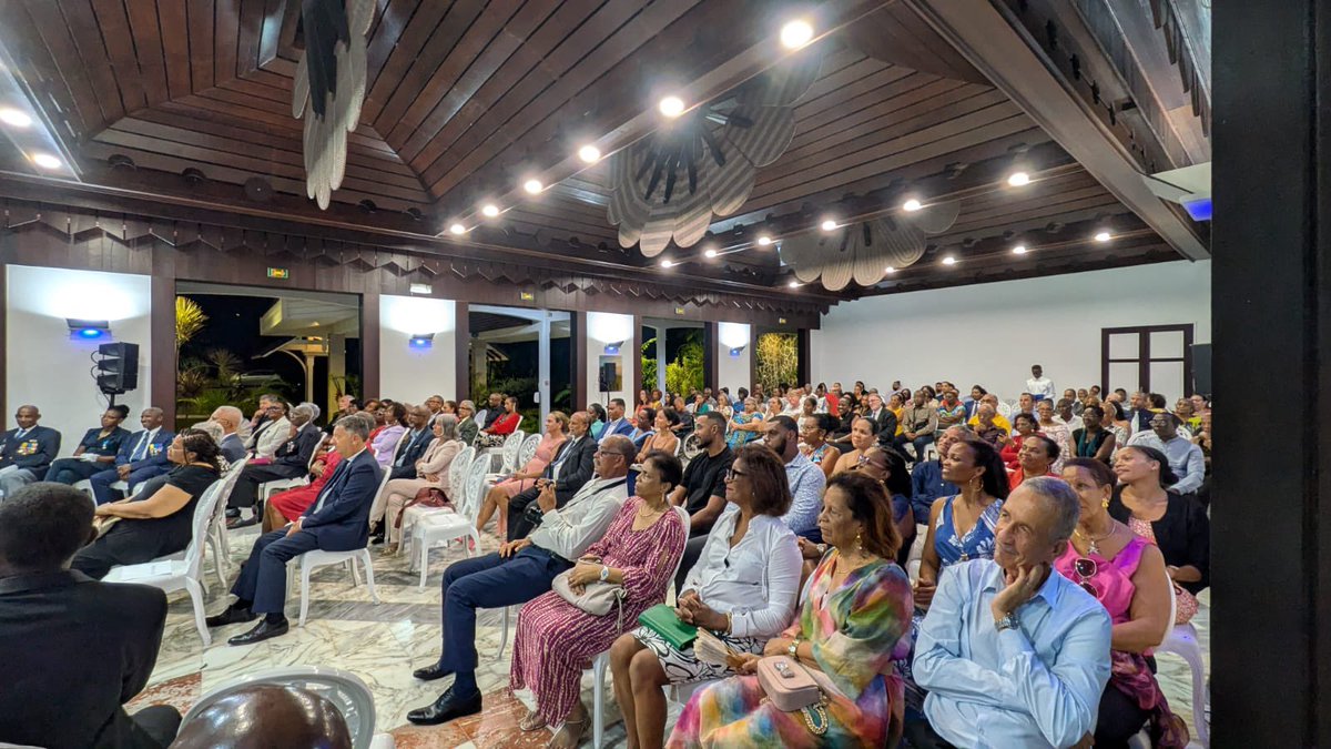 🎖 Honneur de remettre à Mme Nicole ERDAN, cheffe du pôle Transition écologique à la DEAL Guadeloupe, les insignes de Chevalier de l’Ordre national du Mérite.

Son parcours incarne l’excellence du service public en Outre-mer.

🇫🇷 Félicitations pour cet engagement remarquable !