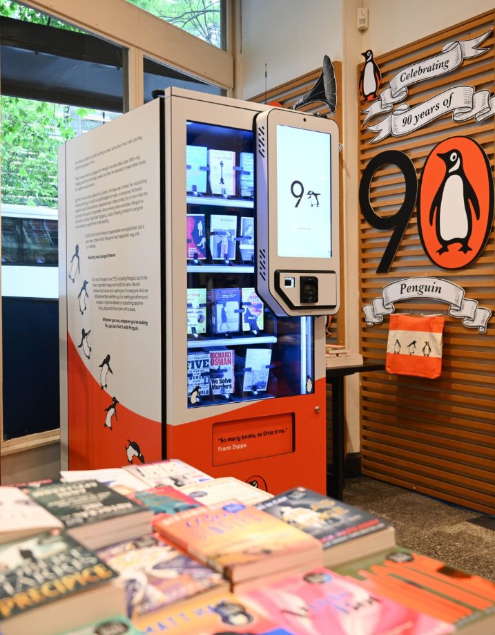 PenguinHuddleUK's tweet image. The Penguin vending machine has made its way to @gowerst_books 🐧📚
