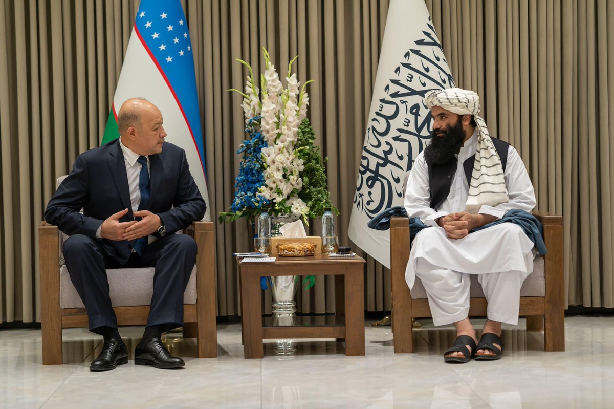BashardostAfg's tweet image. وزیر داخله طالبان با جنرال قربانوف باخودیر رئیس امنیت ملی ازبیکستان و هیئت همراهشان دیدار کرد.
در این دیدار، در مورد گسترش روابط دوجانبه، همکاریهای امنیتی مداوم بین دو طرف و تقویت آن بحث صورت گرفت تا امنیت دو کشور بهبود یابد و همچنان جلو قاچاق مواد مخدر گرفته شود.