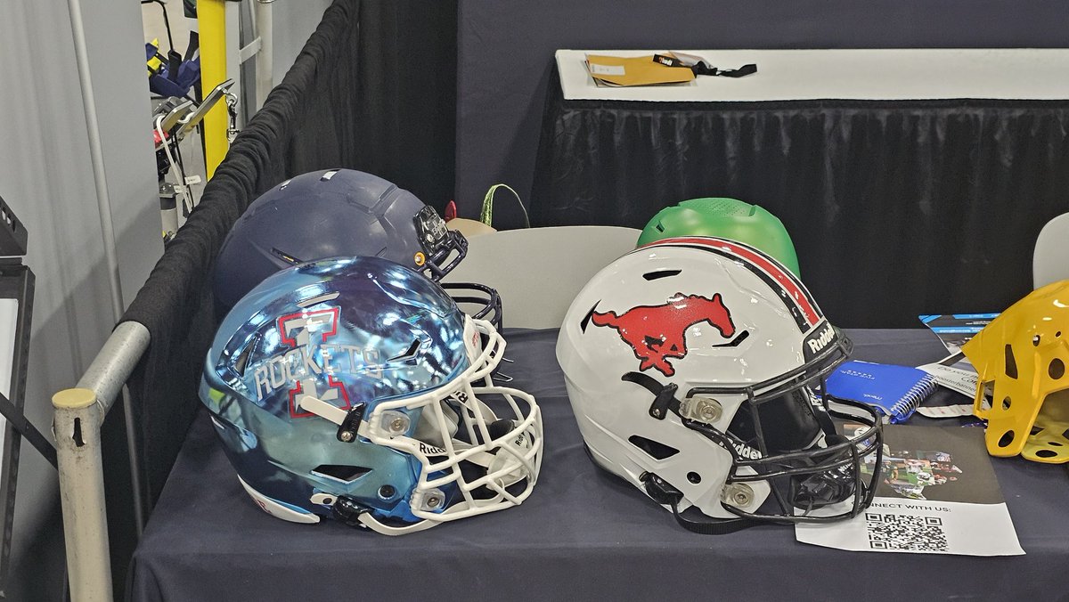 IrvinRocketftbl's tweet image. Proudly Standing out in a crowd out at the 2025 THSCA Coaching School. 🔥🔥🔥