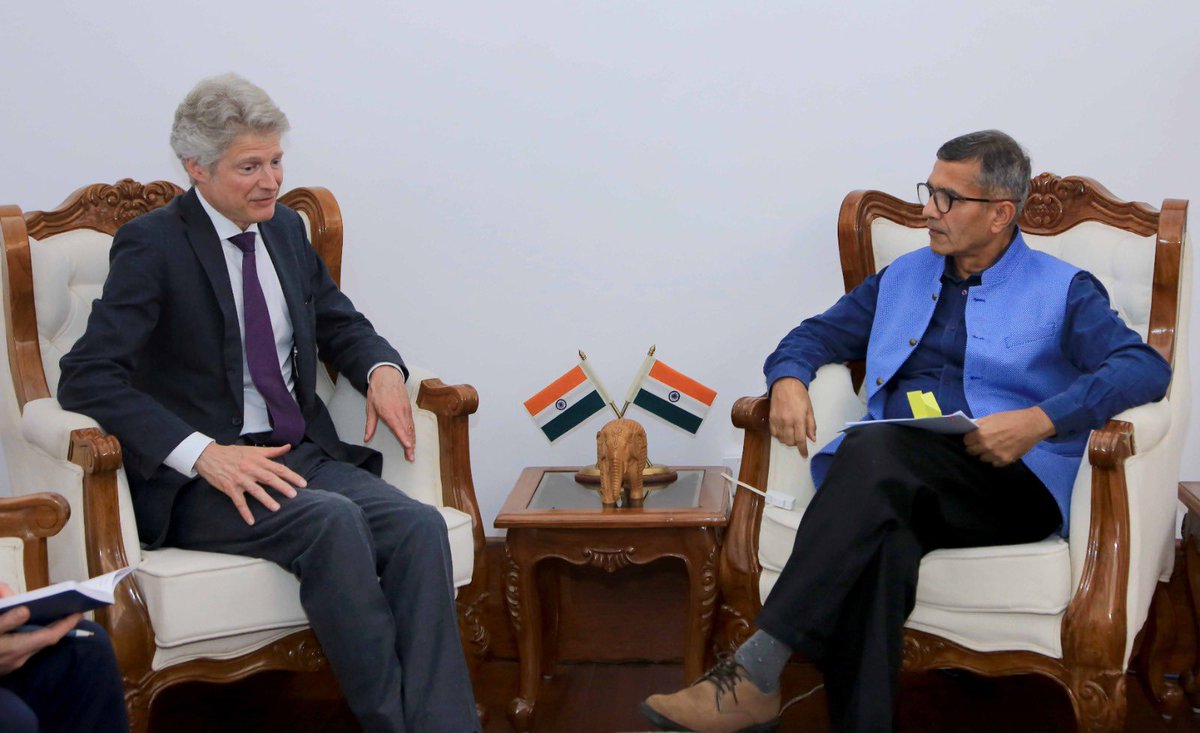 prodefencejammu's tweet image. Dr. Jasper Wieck, Political Director at the German MoD, met Defence Secretary Shri Rajesh Kumar Singh today. They held wide-ranging discussions on strengthening cooperation in capacity building & capability enhancement. Both sides reaffirmed commitment to deepen #defenceties.…