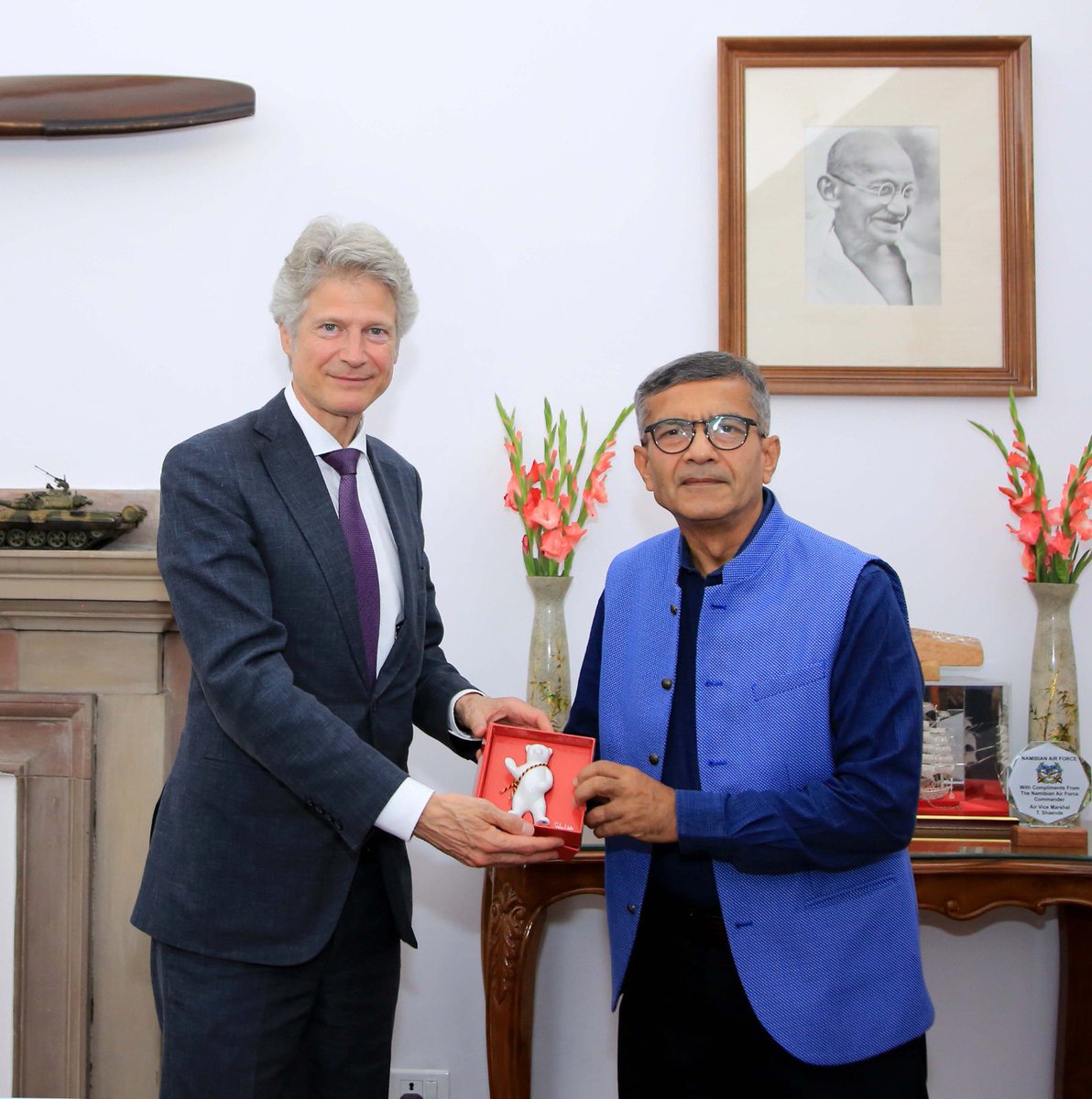prodefencejammu's tweet image. Dr. Jasper Wieck, Political Director at the German MoD, met Defence Secretary Shri Rajesh Kumar Singh today. They held wide-ranging discussions on strengthening cooperation in capacity building & capability enhancement. Both sides reaffirmed commitment to deepen #defenceties.…