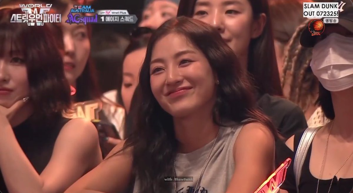 cactusjihyo's tweet image. yall i think the wswf camera person is in love with jihyo⦠and look at her smile omg