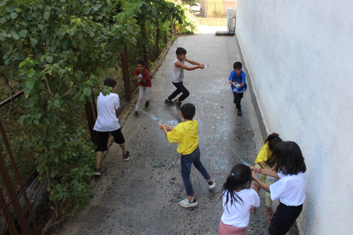 Yaz kulübü hız kesmeden devam ediyor! ☀️
Merkezimizde gençlerimizle birlikte önce masa tenisi oynadık 🏓 ardından su savaşıyla serinledik 💦🎉
Eğlence ve enerji dolu bir gün daha geride kaldı! 😄✨