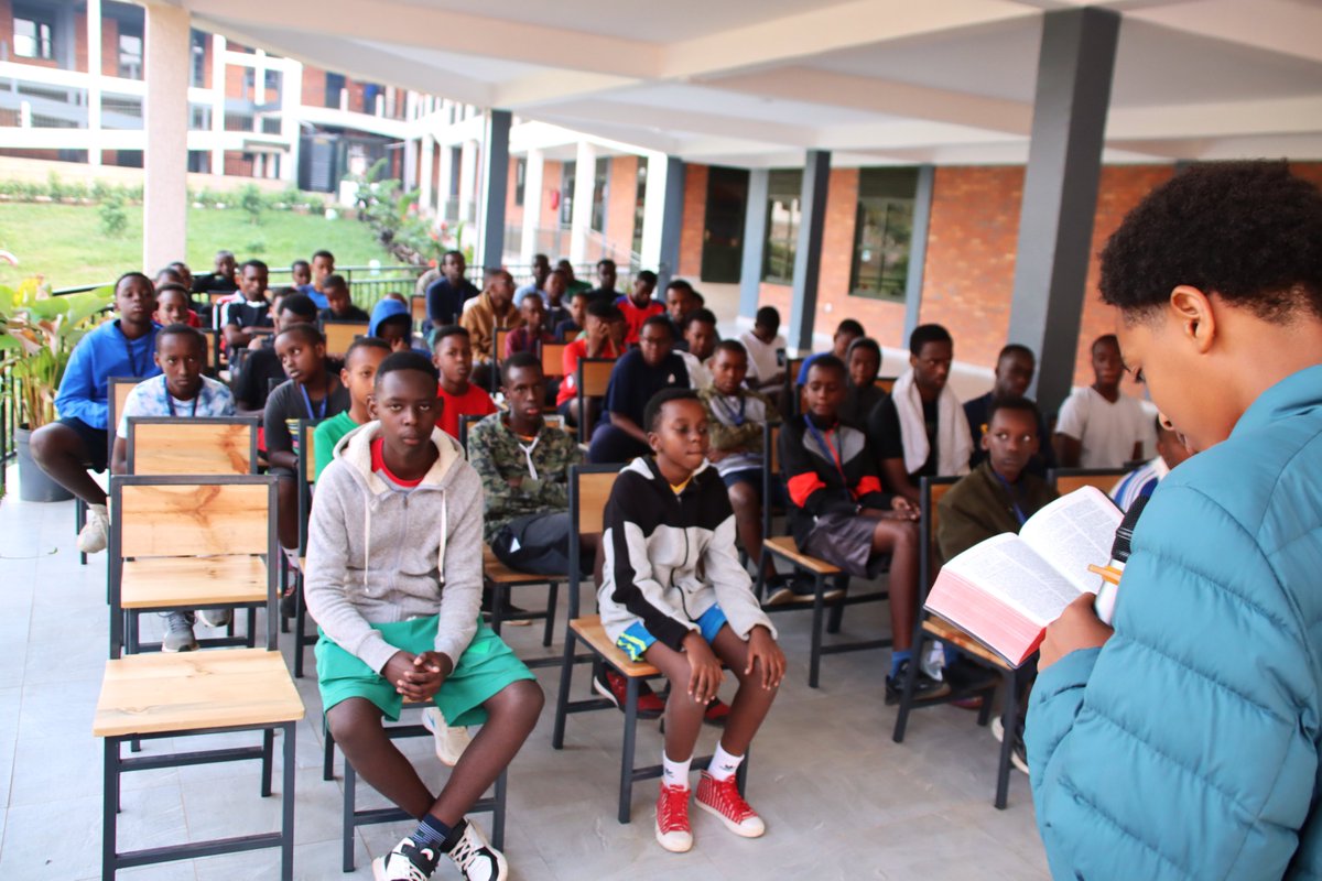 GSF_RC's tweet image. Day 2 of #BoysToMenCamp began with a morning devotion,followed by a session led by @anumino, founder of @EquiBridge. The session focused on leadership,communication, and teamwork,equipping the boys with essential life skills for their journey ahead. @RwandaGender @RwandaLocalGov