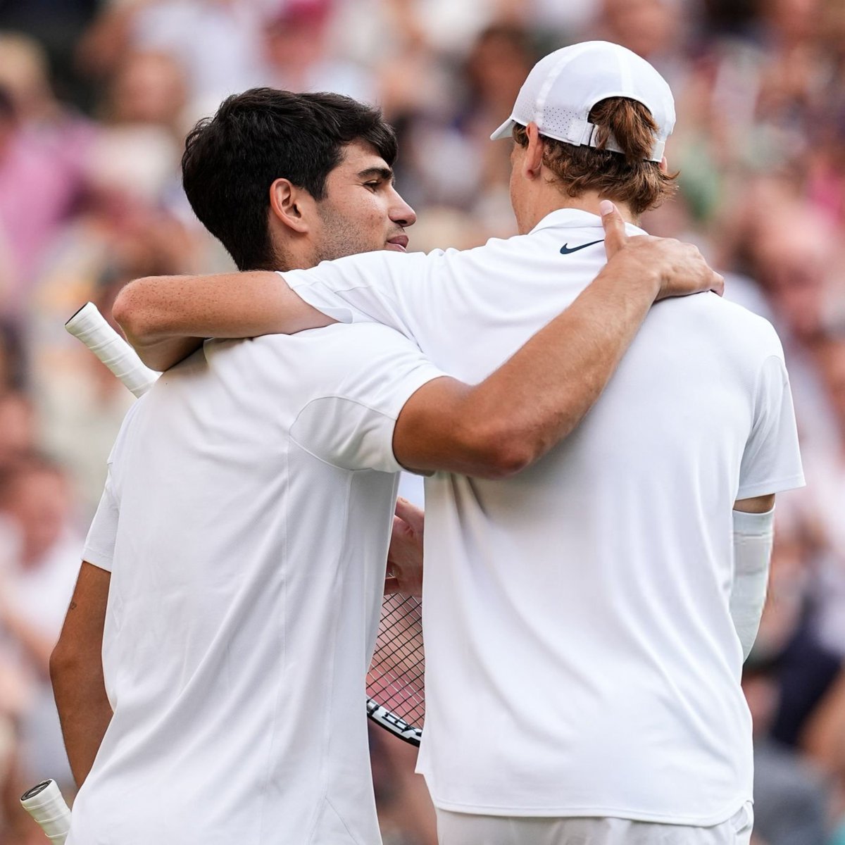 giovannipelazzo's tweet image. Alcaraz 🇪🇸🎙️
"Il tennis è uno sport particolare che permette di essere grandi rivali in campo e, allo stesso tempo, di rispettarsi. Io e Sinner siamo buoni amici, possiamo parlare di tante cose fuori dal campo.
Ho grande rispetto per lui, è una bella persona, sono sicuro che…