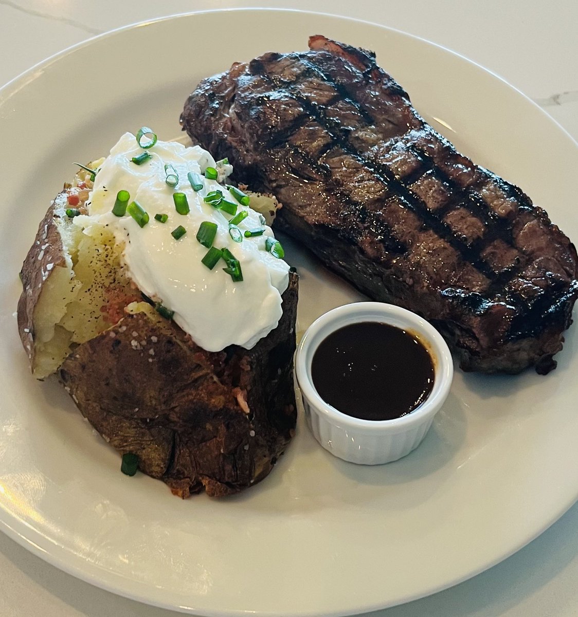 Hankering for a delicious meal? How about a grilled steak and loaded baked potato topped with sour cream and chives, served with a side of rich sauce! 🍽️
And yes, I said “hankering”#Foodie #SteakLovers