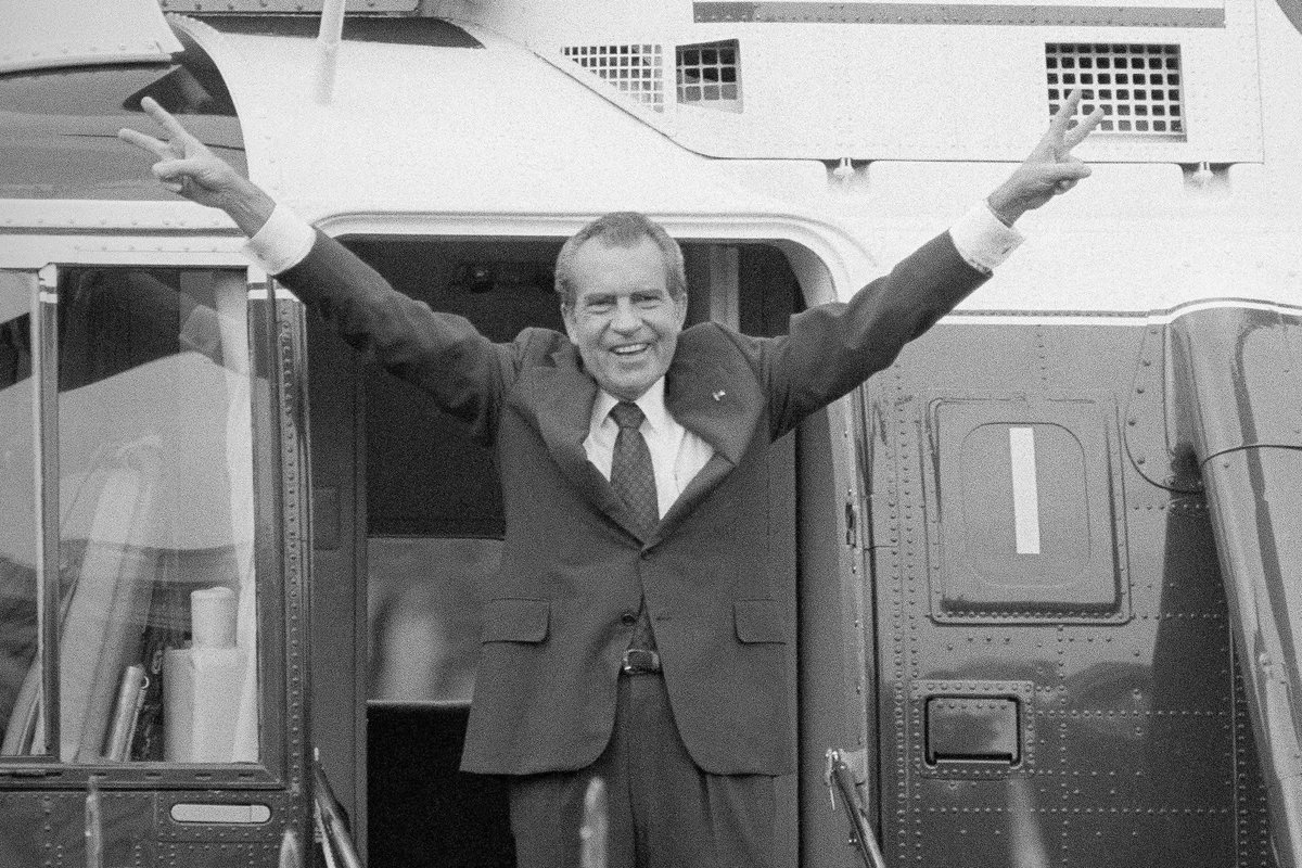 tbridis's tweet image. RIP to AP’s former chief Washington photographer, Bob Daugherty, who captured this iconic photo of Nixon among many other historic images during his 43-year career