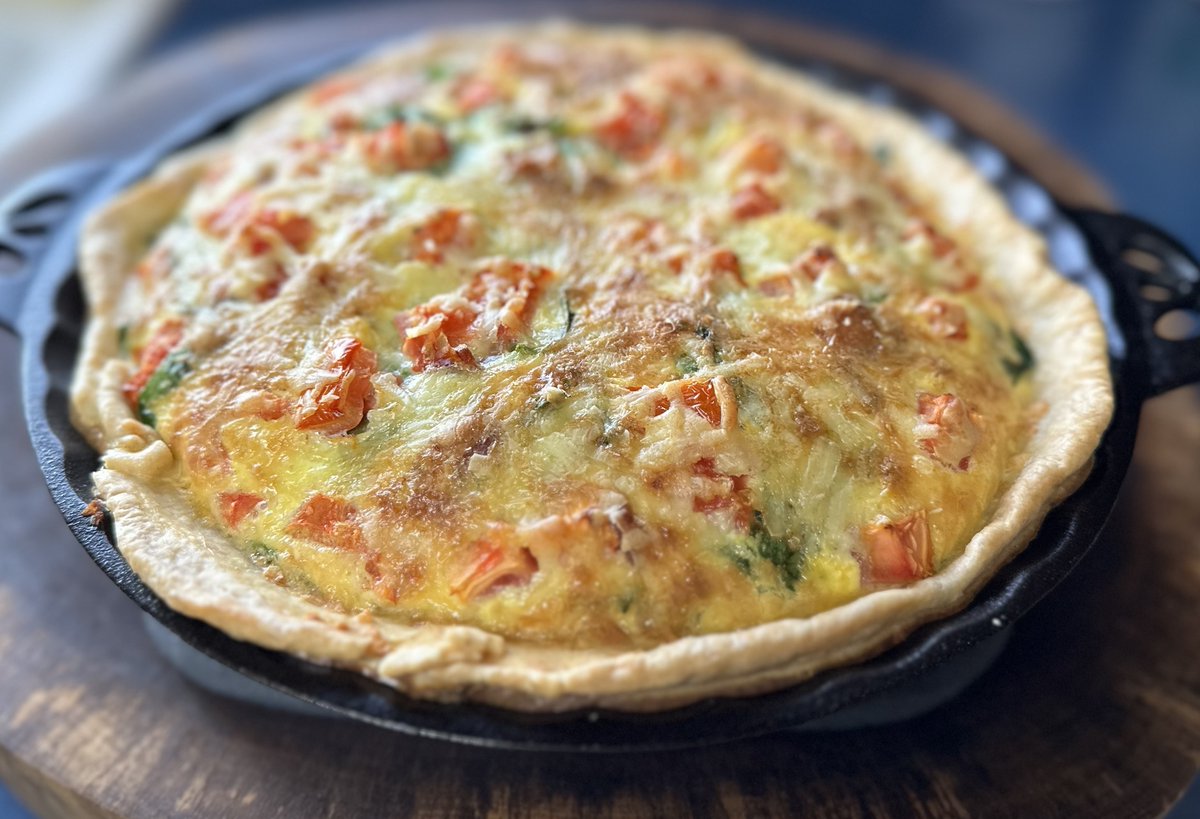 TheHenHustle's tweet image. Freshly baked bird egg pie (a.k.a quiche) on a sourdough crust 😋