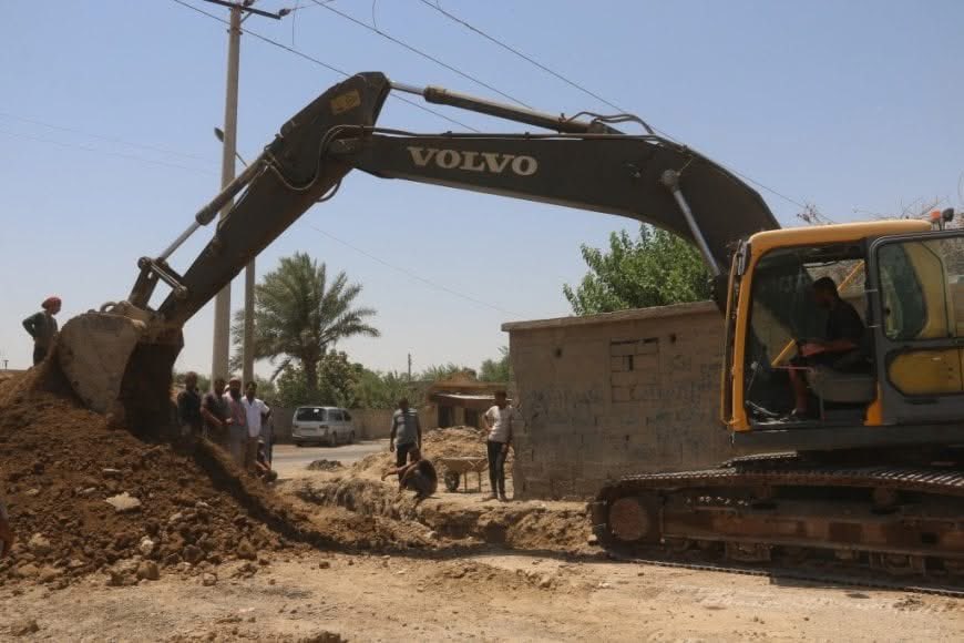 Ezdi366's tweet image. تنفيذ مشروع صرف صحي بريف #ديرالزور ووعود بمشاريع إضافية
🔵بدأت بلدية الشعب في بلدة حمّار العلي بريف مقاطعة دير الزور، بالتعاون مع اتحاد بلدية المقاطعة، تنفيذ مشروع استبدال 700 متر من خطوط الصرف الصحي ضمن البلدة، ووعدت البلدية بمشاريع إضافية ستطلقها خلال الفترة المقبلة.…