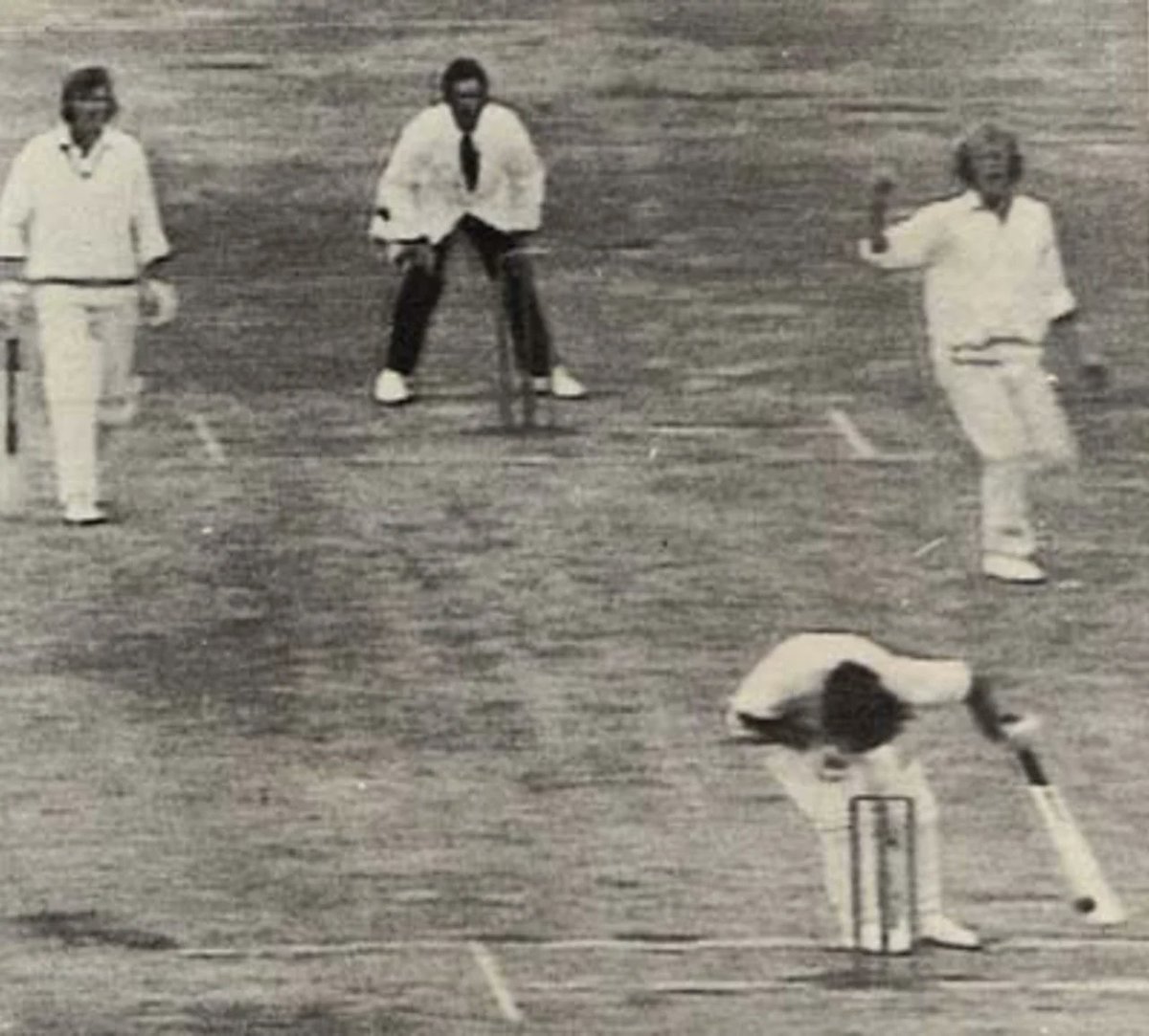nimishdubey's tweet image. One of the most moving pictures in cricket.
Derek Underwood tries to console a distraught Peter Lever at Auckland in 1975. Lever had almost killed New Zealand's Ewan Chatfield. Bernard Thomas, the English physio, rushed on to the pitch to save Chatfield!