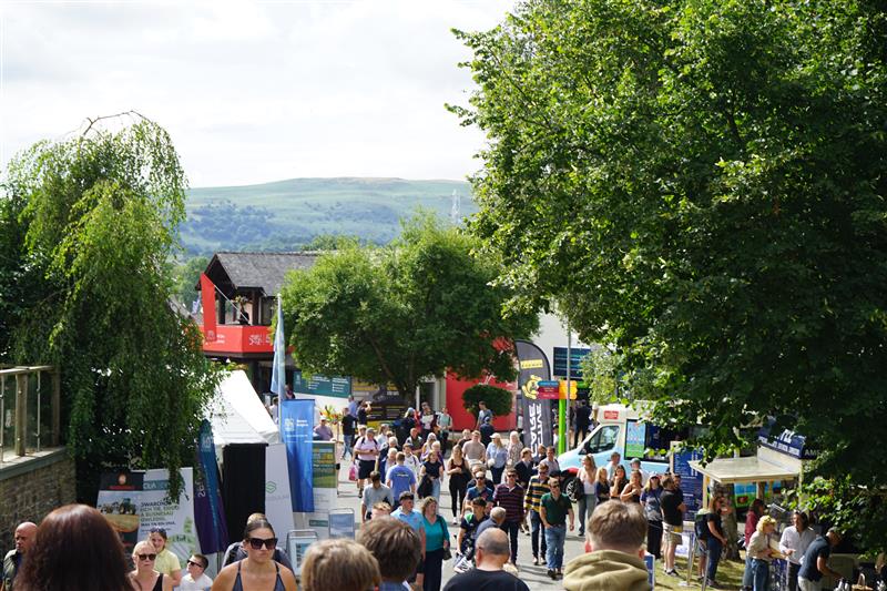 WalesOffice's tweet image. The @royalwelshshow is back for another year 🐑🚜
The world-renowned festival celebrates the best of beautiful rural Wales🐄🏴
Wales Office Minister @niagriffithmp attended to show the UK Government’s support for farmers and rural communities in Wales.