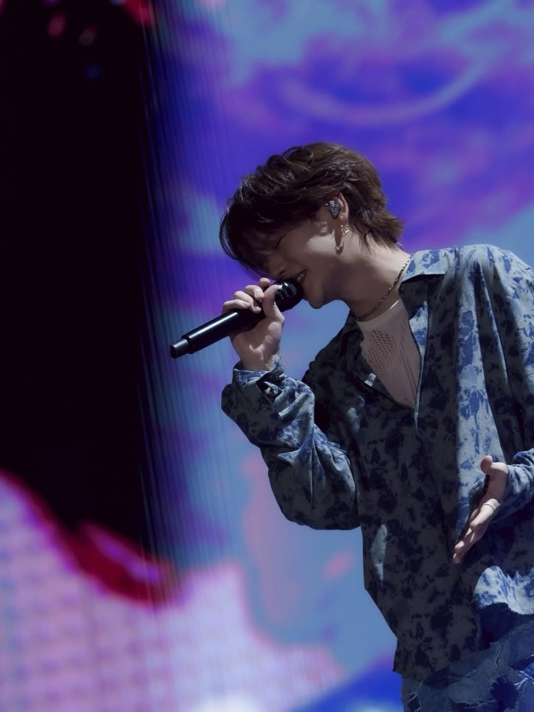 ★ CRAWLING BUTTERFLY 中島颯太クッション 人気の背景ブルー！ ☆ CRAWLING BUTTERFLY 中島颯太クッション 人気の背景ブルー