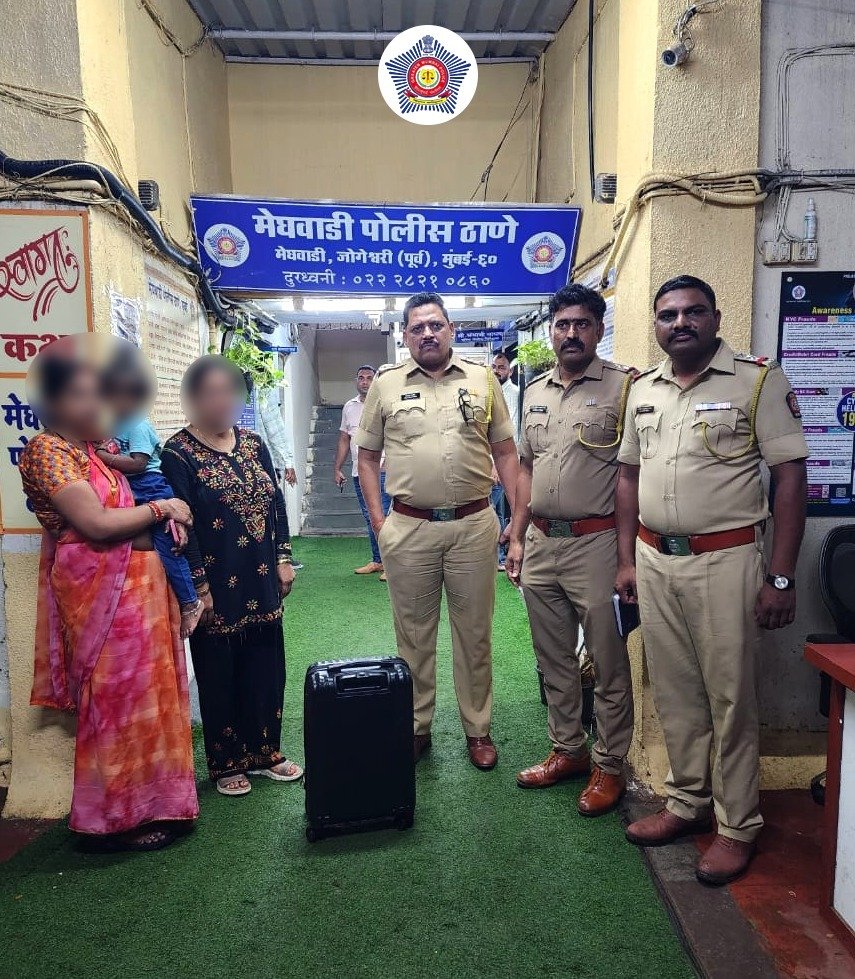 рдореБрдВрдмрдИ рдкреЛрд▓реАрд╕ - Mumbai Police (@mumbaipolice) on Twitter photo рдЕрдВрдзреЗрд░реА рд░реЗрд▓реНрд╡реЗ рд╕реНрдЯреЗрд╢рдирд╣реВрди рд░рд┐рдХреНрд╖рд╛рдиреЗ рдкреНрд░рд╡рд╛рд╕ рдХрд░рддрд╛рдирд╛ рдореЗрдШрд╡рд╛рдбреА рдирд╛рдХрд╛ рдпреЗрдереЗ рдЙрддрд░рд▓реЗрд▓реНрдпрд╛ рдПрдХрд╛ рдорд╣рд┐рд▓реЗрдЪреА рд╕реБрдЯрдХреЗрд╕ рд░рд┐рдХреНрд╖рд╛рдд рд╡рд┐рд╕рд░рд▓реНрдпрд╛рдЪреА рддрдХреНрд░рд╛рд░ <a href="/MeghwadiPS/">рдореЗрдШрд╡рд╛рдбреА рдкреЛрд▓реАрд╕ рдард╛рдгреЗ - Meghwadi PS Mumbai</a> рдпреЗрдереЗ рджрд╛рдЦрд▓ рдЭрд╛рд▓реА. рд╕реБрдЯрдХреЗрд╕рдордзреНрдпреЗ рем рддреЛрд│реНрдпрд╛рдЪреЗ рд╕реЛрдиреНрдпрд╛рдЪреЗ рдордВрдЧрд│рд╕реВрддреНрд░ рд╣реЛрддреЗ.
рддрдкрд╛рд╕рд╛рджрд░рдореНрдпрд╛рди рд░рд┐рдХреНрд╖рд╛рдЪрд╛ рдХреНрд░рдорд╛рдВрдХ рд╢реЛрдзреВрди рдЪрд╛рд▓рдХрд╛рд▓рд╛ рдкреЛрд▓реАрд╕ рдард╛рдгреНрдпрд╛рдд рдмреЛрд▓рд╛рд╡рдгреНрдпрд╛рдд рдЖрд▓реЗ. рд░рд┐рдХреНрд╖рд╛рдд рдЕрдВрдзреЗрд░реА рд░реЗрд▓реНрд╡реЗ рд╕реНрдЯреЗрд╢рдирд╣реВрди рд░рд┐рдХреНрд╖рд╛рдиреЗ рдкреНрд░рд╡рд╛рд╕ рдХрд░рддрд╛рдирд╛ рдореЗрдШрд╡рд╛рдбреА рдирд╛рдХрд╛ рдпреЗрдереЗ рдЙрддрд░рд▓реЗрд▓реНрдпрд╛ рдПрдХрд╛ рдорд╣рд┐рд▓реЗрдЪреА рд╕реБрдЯрдХреЗрд╕ рд░рд┐рдХреНрд╖рд╛рдд рд╡рд┐рд╕рд░рд▓реНрдпрд╛рдЪреА рддрдХреНрд░рд╛рд░ <a href="/MeghwadiPS/">рдореЗрдШрд╡рд╛рдбреА рдкреЛрд▓реАрд╕ рдард╛рдгреЗ - Meghwadi PS Mumbai</a> рдпреЗрдереЗ рджрд╛рдЦрд▓ рдЭрд╛рд▓реА. рд╕реБрдЯрдХреЗрд╕рдордзреНрдпреЗ рем рддреЛрд│реНрдпрд╛рдЪреЗ рд╕реЛрдиреНрдпрд╛рдЪреЗ рдордВрдЧрд│рд╕реВрддреНрд░ рд╣реЛрддреЗ.
рддрдкрд╛рд╕рд╛рджрд░рдореНрдпрд╛рди рд░рд┐рдХреНрд╖рд╛рдЪрд╛ рдХреНрд░рдорд╛рдВрдХ рд╢реЛрдзреВрди рдЪрд╛рд▓рдХрд╛рд▓рд╛ рдкреЛрд▓реАрд╕ рдард╛рдгреНрдпрд╛рдд рдмреЛрд▓рд╛рд╡рдгреНрдпрд╛рдд рдЖрд▓реЗ. рд░рд┐рдХреНрд╖рд╛рдд