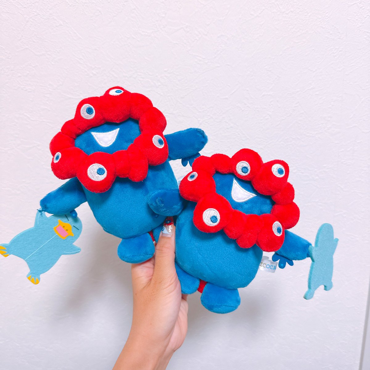 expo2025_fan's tweet image. 明日のインパクに向けて、2回使っただけで子どものも私のも壊れてしまったイコミャクパスケースを修理する〜🪡🧵
元々はイコちゃん抱っこしてるデザインだったのに、糸がほどけて両手パッカーンになっちゃったの👐
可愛いのに縫製甘すぎ〜😂
(私の手、焼けすぎ〜☀️)
