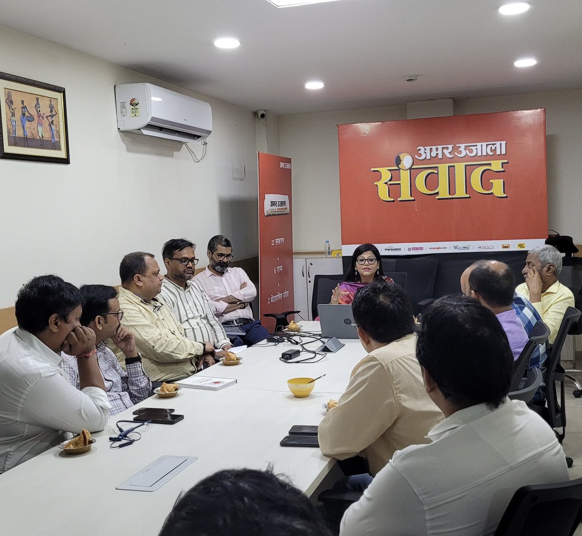 senshilpi's tweet image. जेंडर इश्यूज़ हमेशा प्रिय विषय रहा है।महिलाओं को केंद्र में रखकर या उनसे संबंधित ख़बरें कैसे बेहतर हो सकती हैं इस मुद्दे पर अमर उजाला के रिपोर्टिंग स्टाफ,डेस्क और ज़िला संवाददाताओं के सामने अपनी बात रखने का अवसर मिला।संपादक विजय त्रिपाठी जी और @navalkant जी का धन्यवाद
#AmarUjala