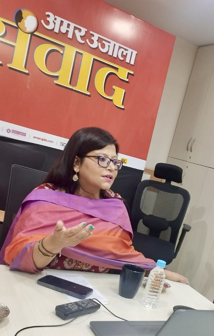 senshilpi's tweet image. जेंडर इश्यूज़ हमेशा प्रिय विषय रहा है।महिलाओं को केंद्र में रखकर या उनसे संबंधित ख़बरें कैसे बेहतर हो सकती हैं इस मुद्दे पर अमर उजाला के रिपोर्टिंग स्टाफ,डेस्क और ज़िला संवाददाताओं के सामने अपनी बात रखने का अवसर मिला।संपादक विजय त्रिपाठी जी और @navalkant जी का धन्यवाद
#AmarUjala