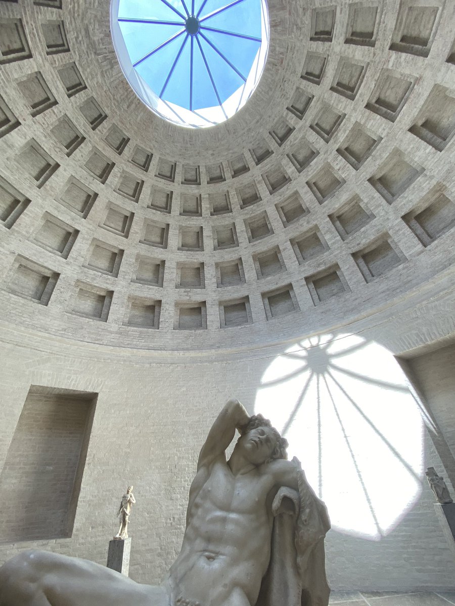 MercedesGarcaM8's tweet image. Más o menos venía preparada para la y alegre y colorista belleza de #Múnich. Pero está #GlyptothekMünchen” tan hecha a la medida del hombre como el arte griego que guarda, me ha dejado tocada.