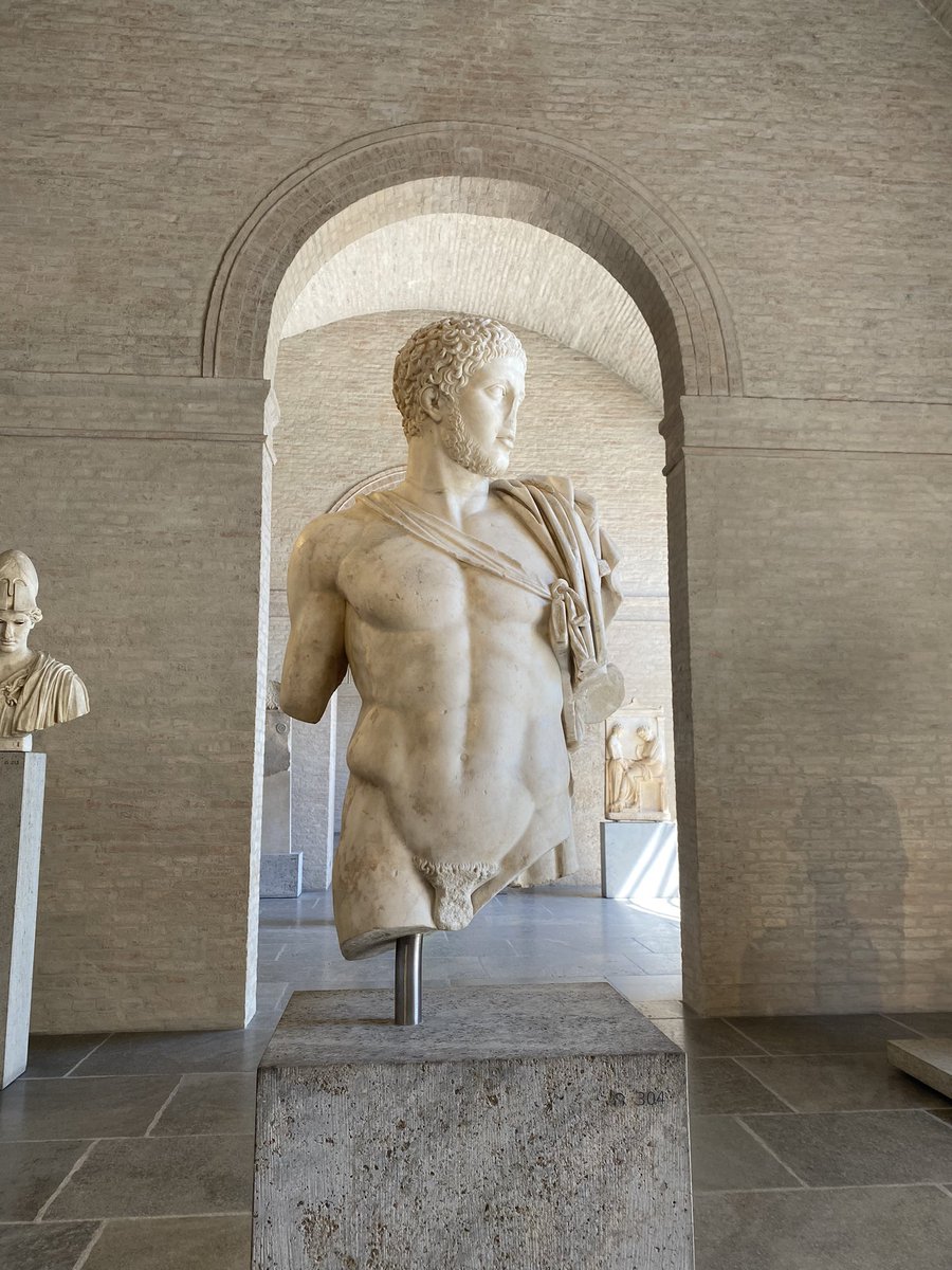 MercedesGarcaM8's tweet image. Más o menos venía preparada para la y alegre y colorista belleza de #Múnich. Pero está #GlyptothekMünchen” tan hecha a la medida del hombre como el arte griego que guarda, me ha dejado tocada.