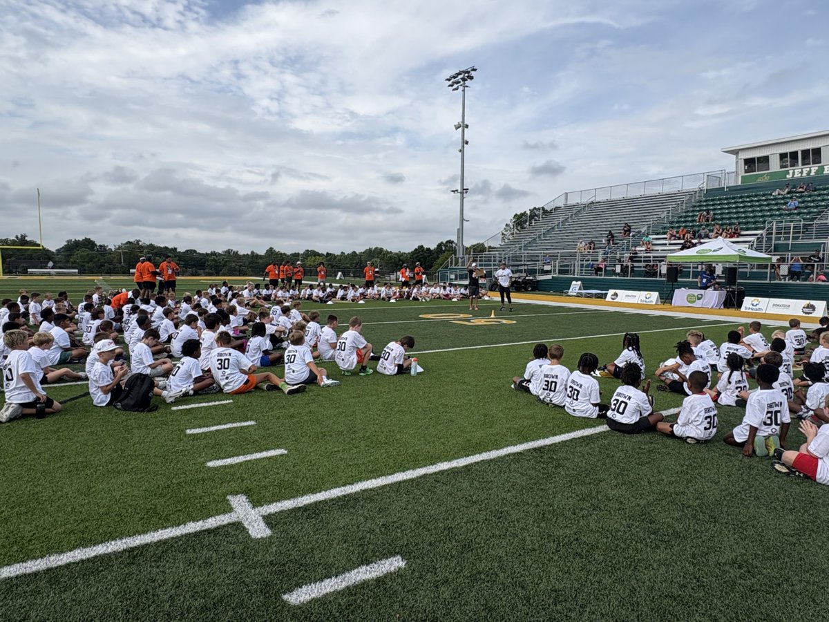 SycamoreAves_FB's tweet photo. Huge thanks to @chasebrown____ for hosting his @ProCamps  at @GoAvesAthletics Sycamore High School and spending the morning with youth football players @SycAvesYouthFbl. We had a blast learning from you and making memories. 🏈💚💛 #ProCamps #ChaseBrown #SycamoreFootball https://t.co/zLFE4BGgCA