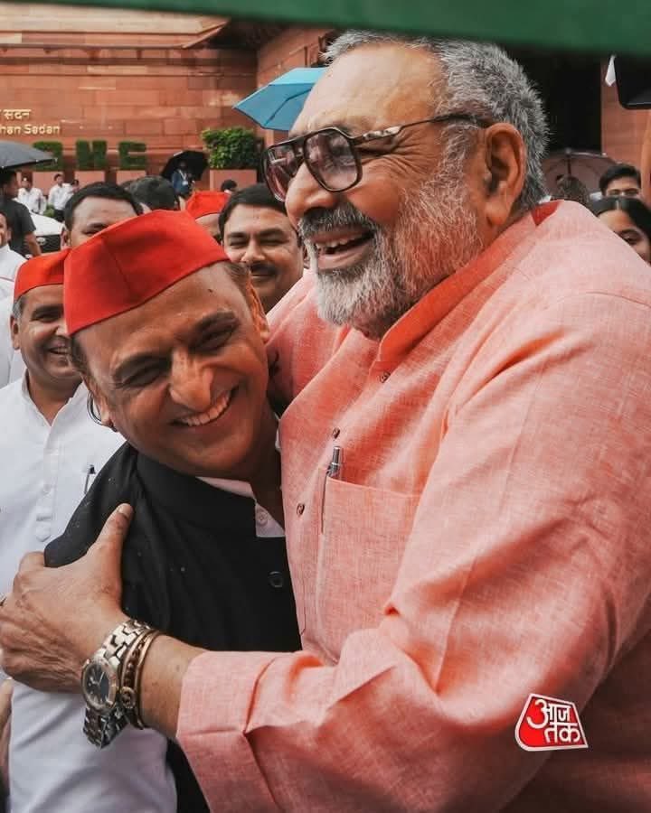 VoxShadabKhan's tweet image. मुसलमानों के अस्तित्व से नफरत करने वाले भाजपाई से गलबहियां करते, उत्तर प्रदेश के मुसलमानों के मसीहा, श्री श्री अखिलेश यादव जी।
जय समाजवाद।❤️
