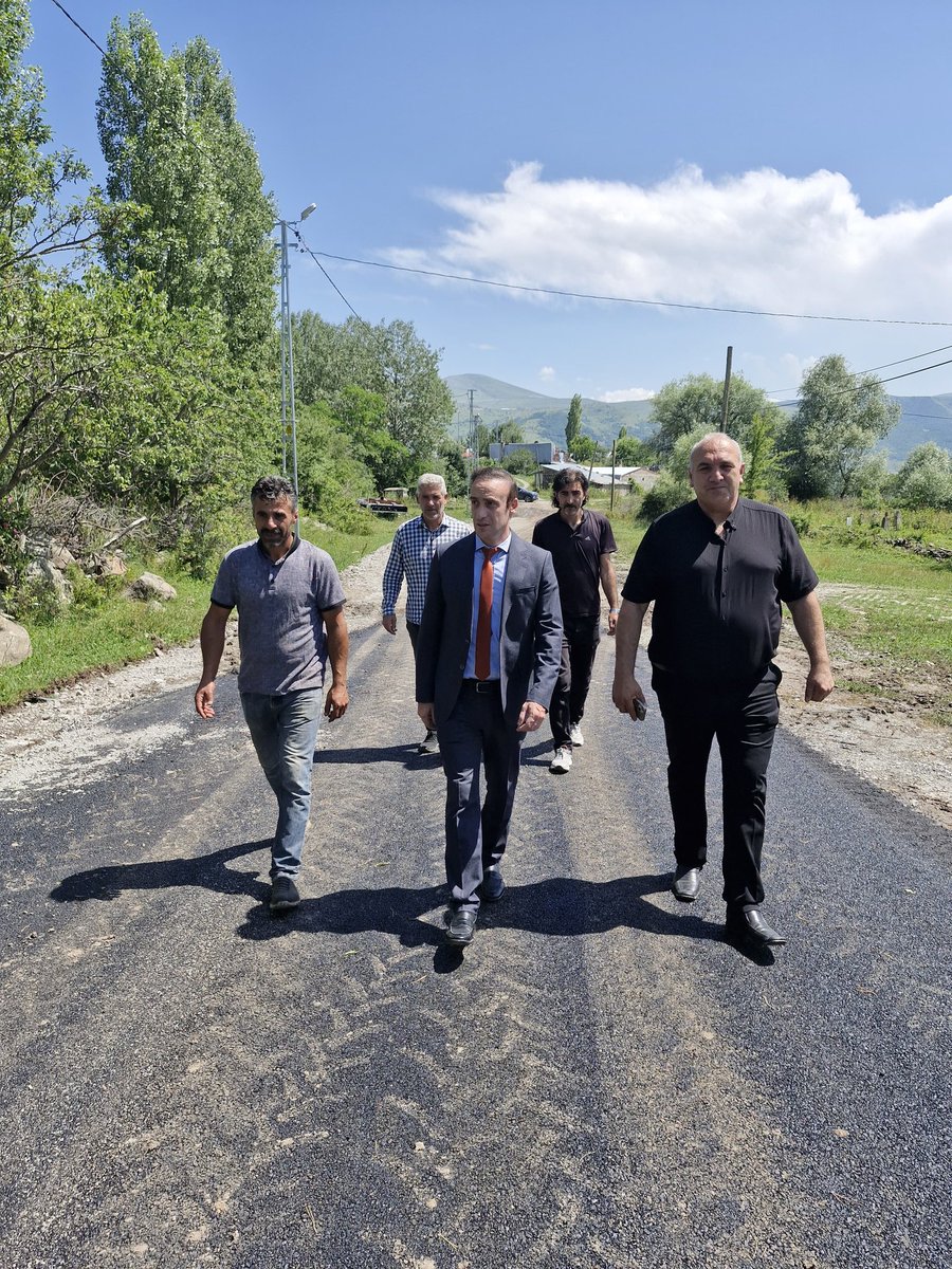 PosofKaymakamlk's tweet photo. KAYMAKAMIMIZ M.Fatih KESTİOĞLU, GÜNLÜCE GRUP YOLUNU ZİYARET EDEREK YOL SERİM VE YAMA ÇALIŞMALARINI YERİNDE İNCELEDİ. https://t.co/TKdEf7uSsc