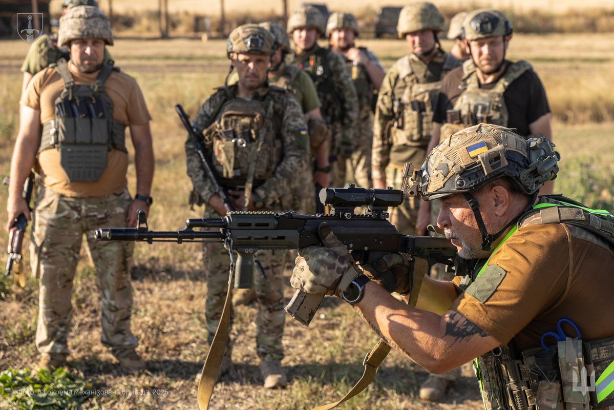GeneralStaffUA's tweet image. Бути побратимом, другом, лідером – так можна описати роль сержанта у війську // Комунікаційний підрозділ 33 ОМБр