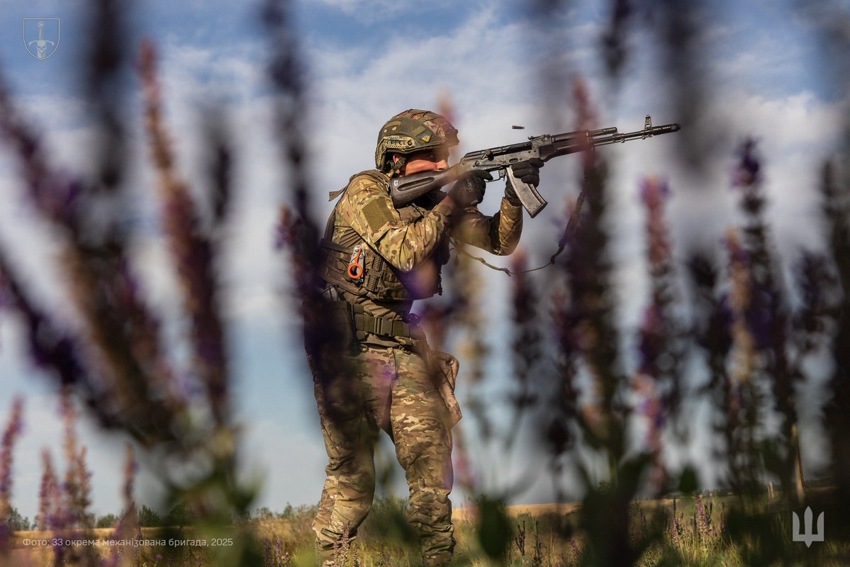 GeneralStaffUA's tweet image. Бути побратимом, другом, лідером – так можна описати роль сержанта у війську // Комунікаційний підрозділ 33 ОМБр