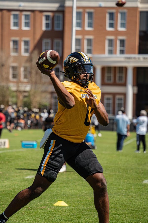 MattStewartTV's tweet image. In NOLA for @SunBeltFB Media Days. Look forward to catching up with @SouthernMissFB @CoachHuff. Always great to talk with him. Plus Golden Eagles QB @SunBelt Offensive Player of the Year @braylon_braxton and LB @Jone5hristopher. Golden Eagles in our SBC Studio approximately…
