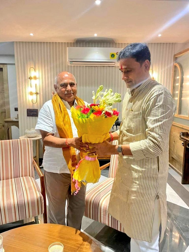 Manish Sharma (@manish94251) on Twitter photo आदरणीय भाईसाहब श्री <a href="/Ashutosh4BJP/">Ashutosh Tiwari</a> जी ने आज भारतीय जनता पार्टी मध्यप्रदेश के यशस्वी प्रदेशाध्यक्ष आदरणीय श्री <a href="/Hkhandelwal1964/">Hemant Khandelwal</a> जी से सौजन्य भेंट की....🙏
आदरणीय प्रदेशाध्यक्ष जी की सरलता-सहजता सदैव ही प्रभावित करती है...!! आदरणीय भाईसाहब श्री <a href="/Ashutosh4BJP/">Ashutosh Tiwari</a> जी ने आज भारतीय जनता पार्टी मध्यप्रदेश के यशस्वी प्रदेशाध्यक्ष आदरणीय श्री <a href="/Hkhandelwal1964/">Hemant Khandelwal</a> जी से सौजन्य भेंट की....🙏
आदरणीय प्रदेशाध्यक्ष जी की सरलता-सहजता सदैव ही प्रभावित करती है...!!