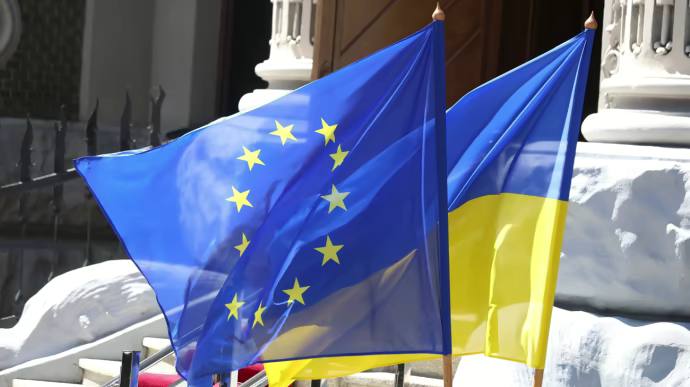 UATV_en's tweet image. The European Commission has stated that the EU does not plan to suspend financial aid to Ukraine due to actions against NABU and SAPO. There are control mechanisms that can be applied, but this is not currently being considered.