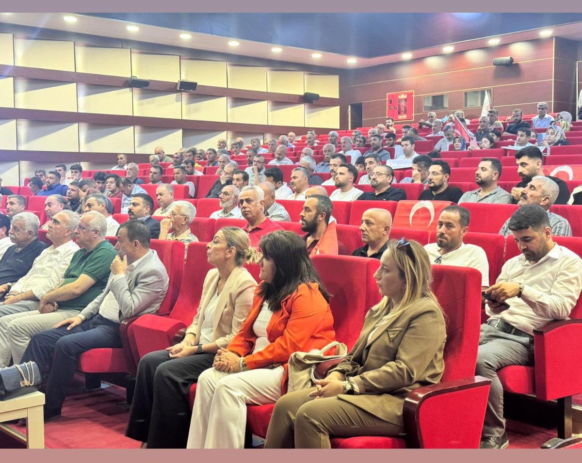 Adıyaman’da elli derece sıcakta bizleri ikiyüz elli araçlık konvoy karşıladı. Beşyüz kişilik salon dolup taştı.
Adıyaman’da yarın Belediye seçimi olsa Belediye Karar Partisinde…!
Seksen bir İlin tamamı böyle.
Şükürler olsun…!