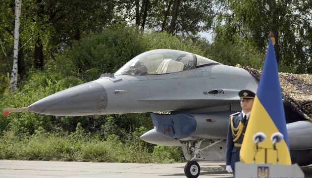 UATV_en's tweet image. Ukrainian developers have provided the Air Force with unique mobile complexes for servicing F-16s. Now, one missile can be suspended by three people instead of 12. The systems allow for quick servicing of aircraft directly at the front line.
