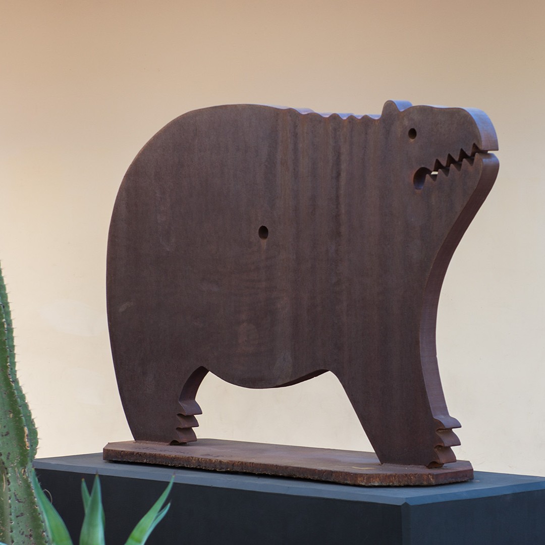 HeardMuseum's tweet image. Visit the #Heardlings Art Cart and craft your own clay magnet inspired by Bob Haozous: A Retrospective View and the Warm Springs Chiricahua Apache artist’s large-scale steel sculpture, Zen Bear. 
📅 Weds, Jul 23 (10a-12p)
📍 Crossroads Gallery
🎟️ FREE with regular admission