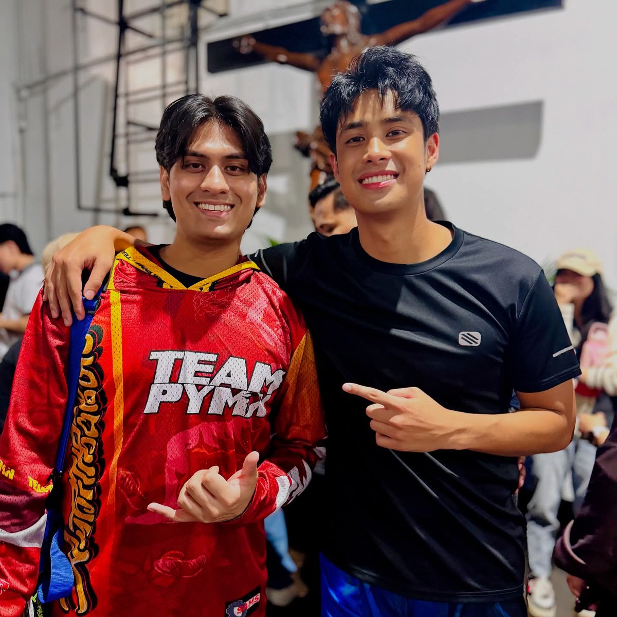 📸 stevewijayawickrama on IG Post

"If looks could sing... ano dapat pangalan ng boyband namin?

<a href="/donnypangilinan/">Donny</a> 
#DonnyPangilinan