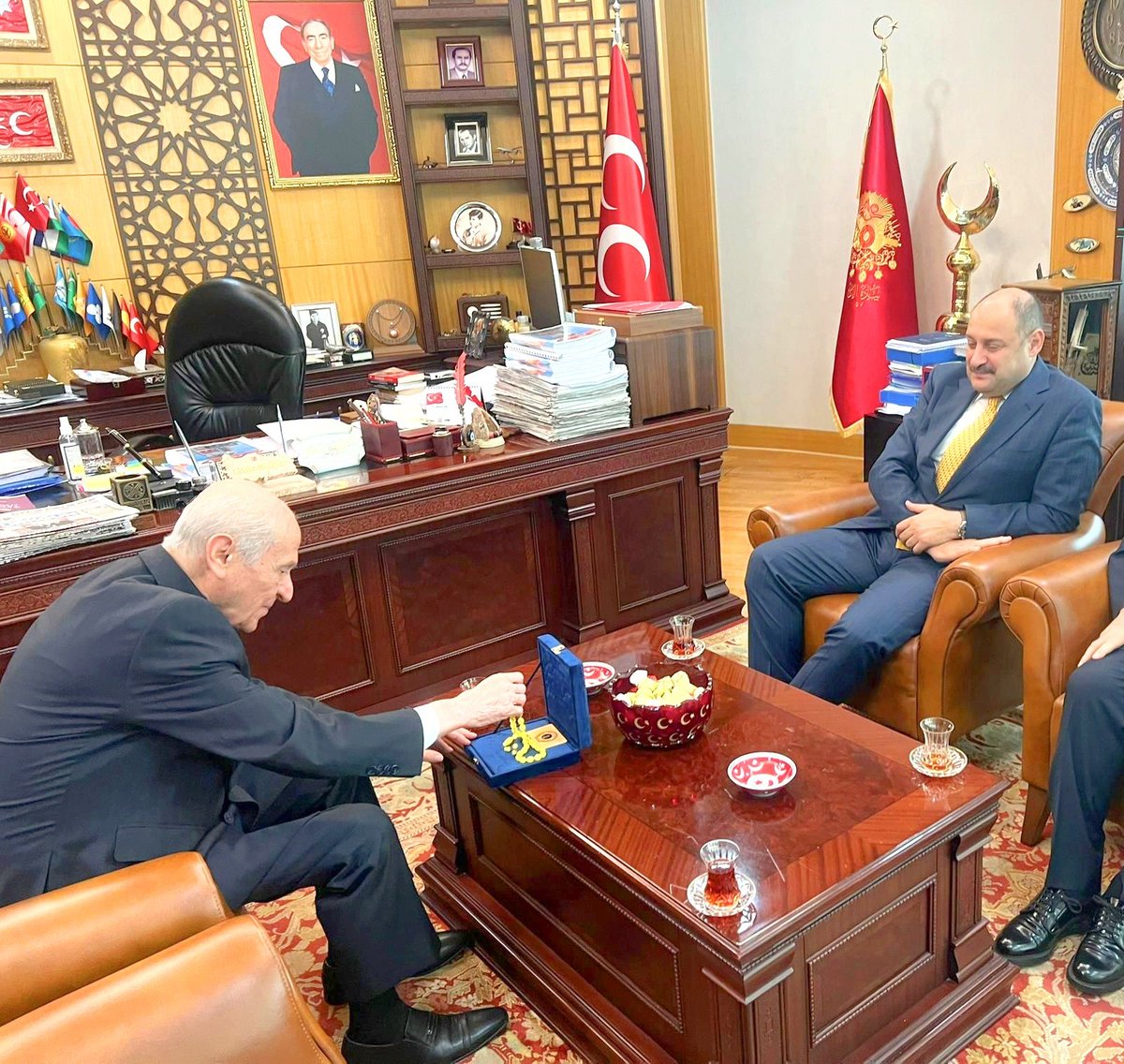 Milliyetçi Hareket Partisi lideri Devlet Bahçeli, Şanlıurfa Büyükşehir Belediye Başkanı Mehmet Kasım Gülpınar'ı makamında kabul etti

Gerçekleşen nezaket ziyaretinde Başkan Gülpınar, Şanlıurfa'da yürütülen çalışmalar hakkında bilgi verirken, Sayın Bahçeli’ye gösterdiği