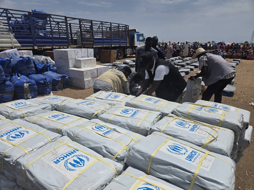 UNHCRinSudan's tweet image. 📍ولاية النيل الأزرق🇸🇩
آلاف العائدين من اللاجئين السودانيين يعيشون في ملاجئ مؤقتة، معرضين لظروف جوية قاسية ويعانون من نقص الاحتياجات الأساسية.
#المفوضية وزعت مواد إغاثة وخيامًا عائلية لأكثر من3,000 أسرة، لتصل إلى نحو40,000 شخص.
كل مادة إغاثية تمنح الأمان. كل خيمة تعيد الكرامة.