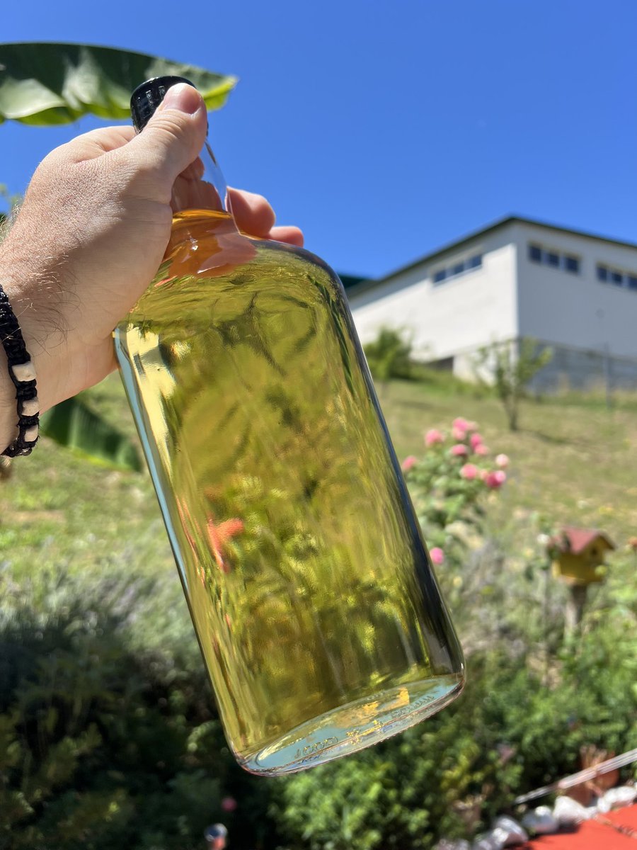 dzoni032's tweet photo. Dedina prepečenica iz 1993. 🥃 https://t.co/sRThVSwsVX