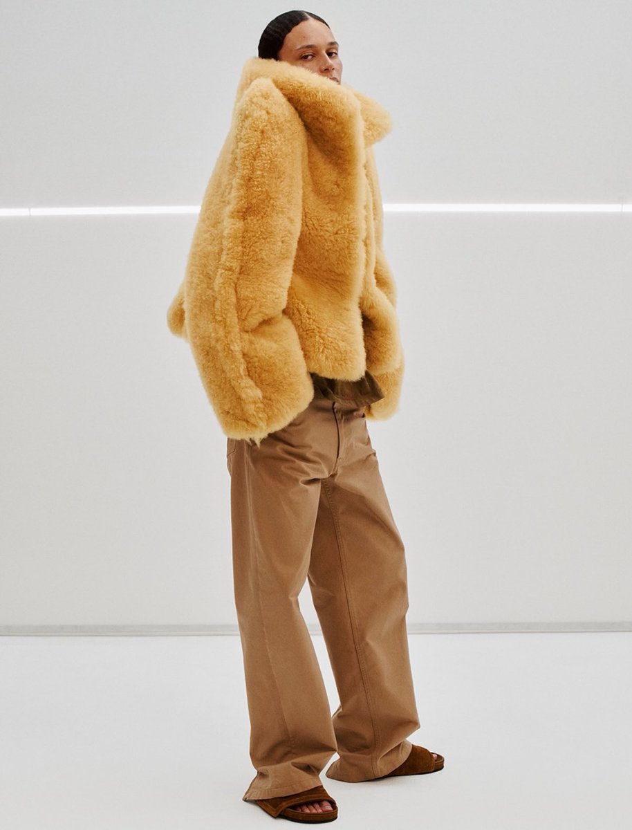 LegendaryLade's tweet image. Phoebe Philo SS26! I need to see Rihanna in that oversized fur arm cuff ASAP!🔥🔥
